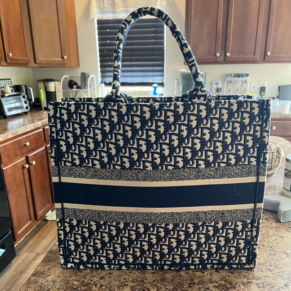 Blue tote bag